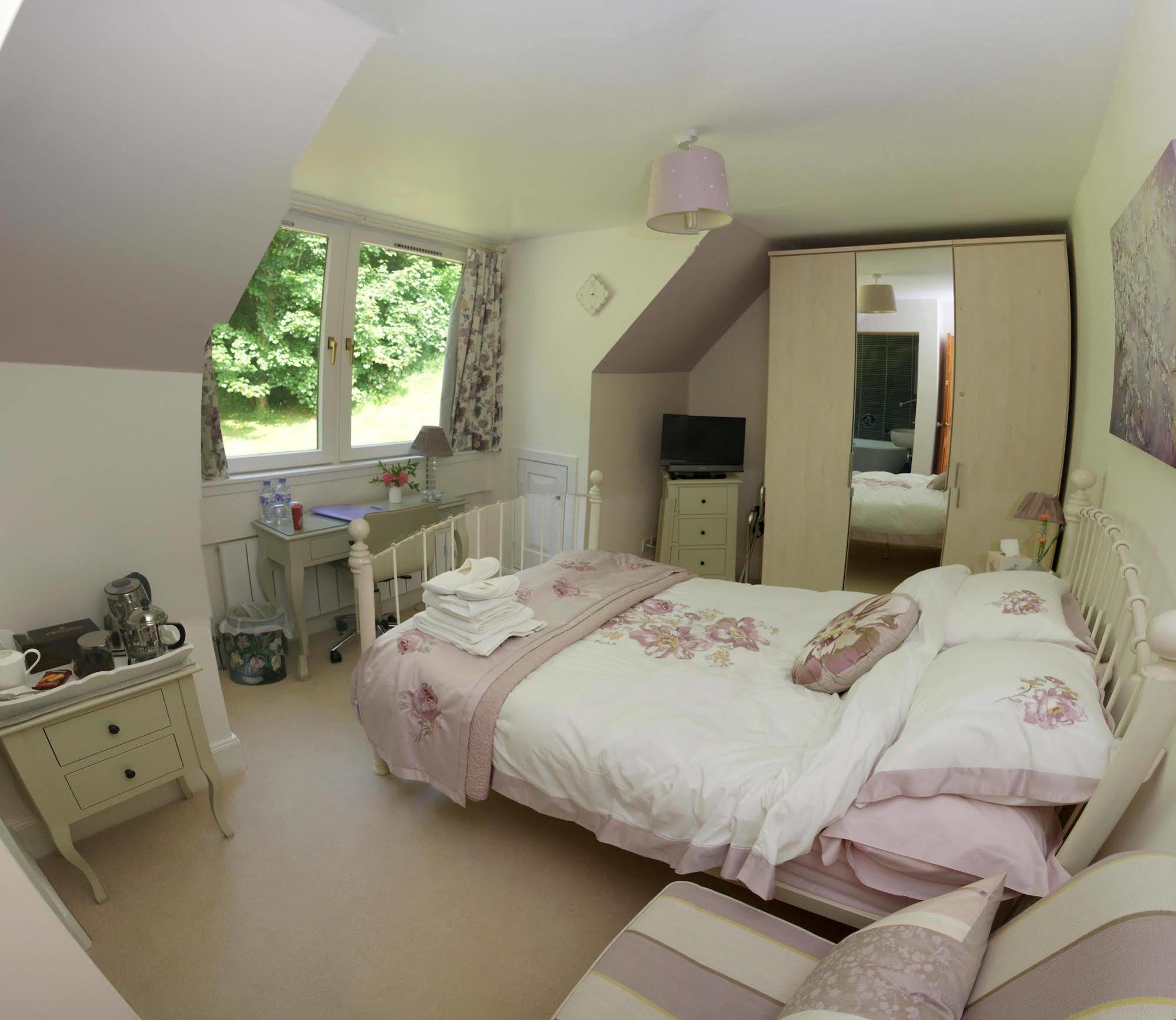 Whistlers Dell B&B Rhu Exterior photo