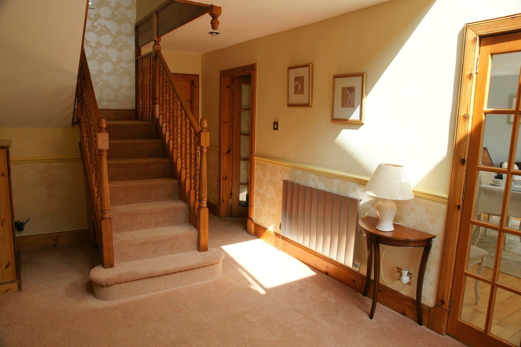 Whistlers Dell B&B Rhu Exterior photo
