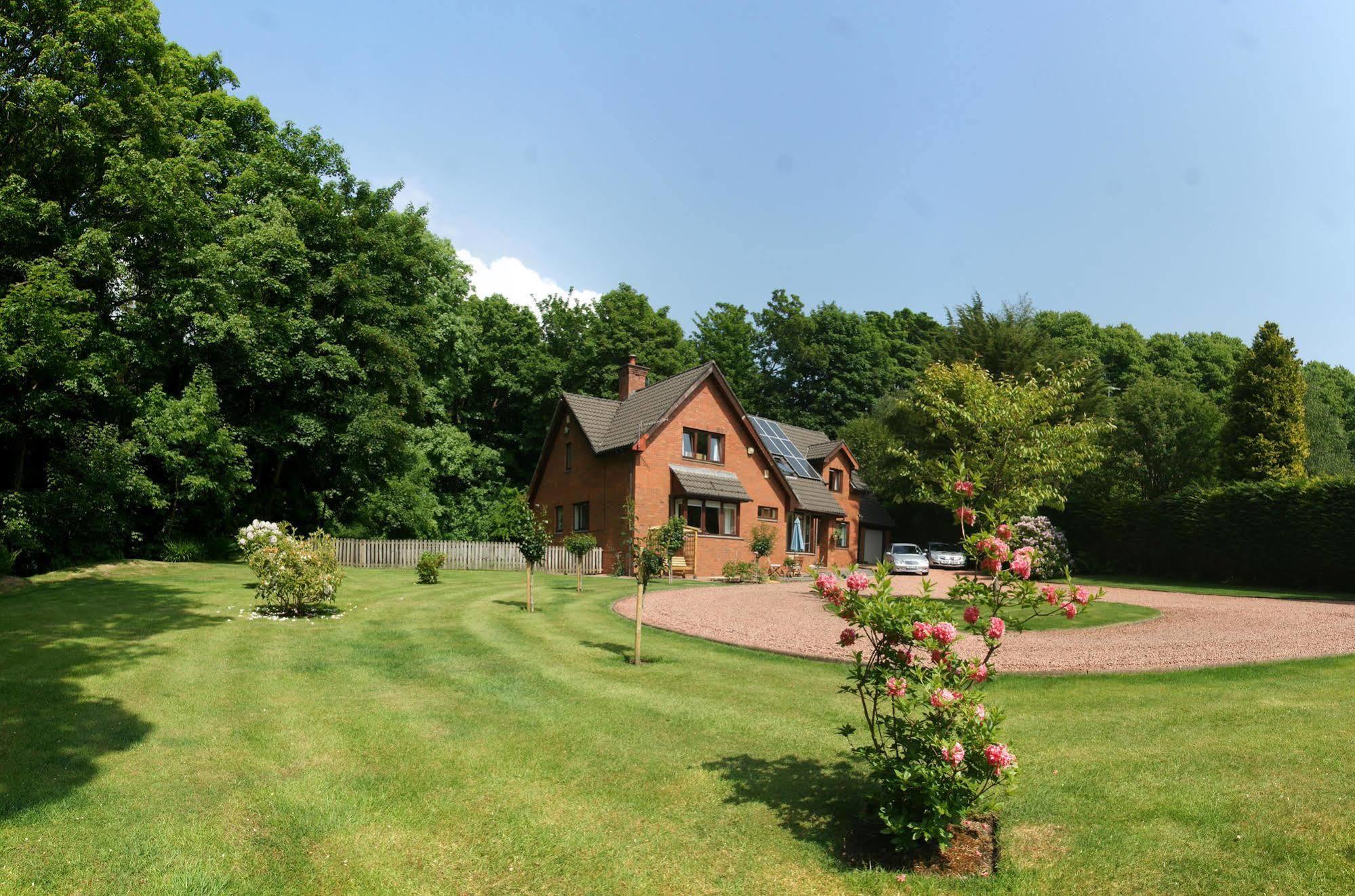 Whistlers Dell B&B Rhu Exterior photo
